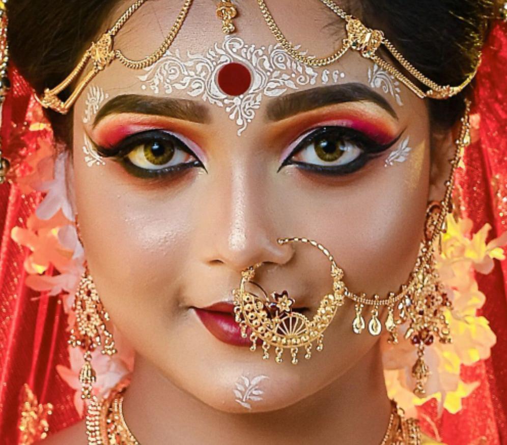 Bride Wearing Traditional Nath Nose Ring and Maang Tikka · Free Stock Photo
